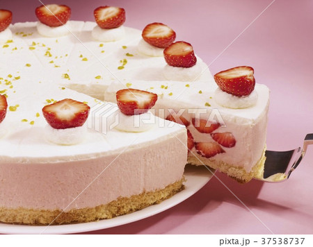 Strawberry cream cake, sliced 37538737