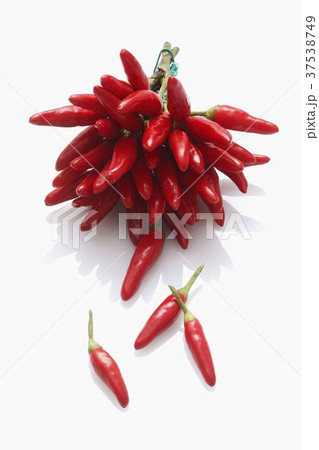 A bunch of fresh red chilli peppers 37538749