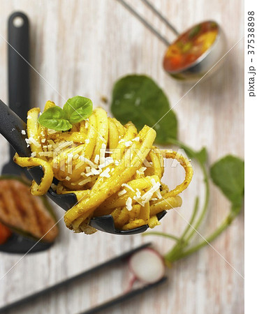 Tagliatelle with basil pesto 37538898