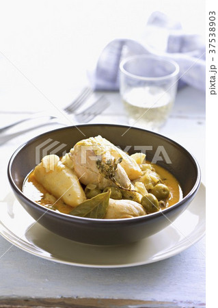 Chicken with olives and thyme Chicken with olives and thyme 37538903