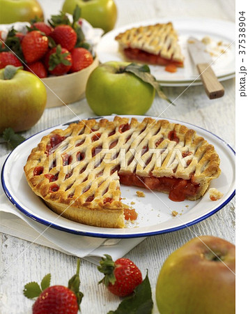 Strawberry and apple pie Strawberry and apple pie 37538904