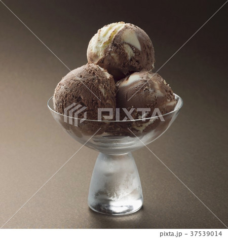 Three balls of chocolate ice cream in a glass bowl 37539014