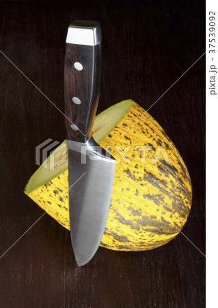 Melon and a knife 37539092
