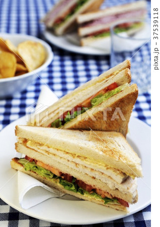 A club sandwich (chicken, lettuce, tomatoes and mayonnaise) 37539118