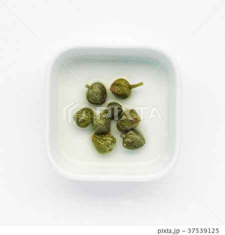Capers in brine on a white dish 37539125