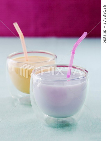 A blueberry yogurt drink and a mango lassi 37539126
