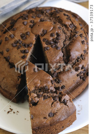 Chocolate chip cake, sliced 37539173