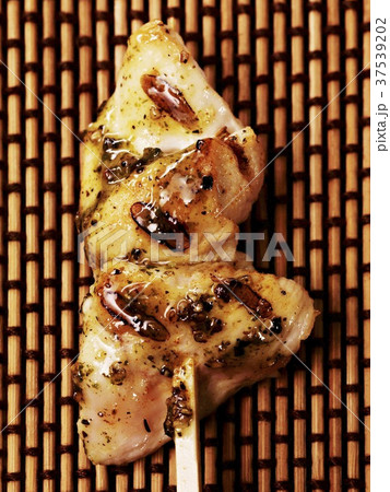 Grilled chicken kebabs with pepper (close-up) 37539202