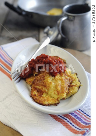 Pan-fried polenta with potatoes and tomato sauce 37539252