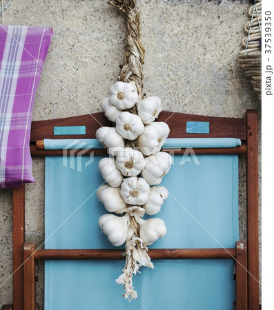 A rope of garlic 37539350