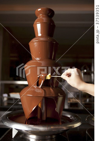 Chocolate sauce 37539351