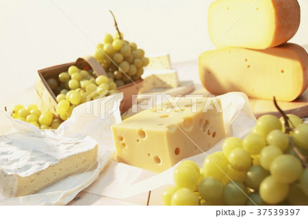 Various types of cheese and green grapes 37539397