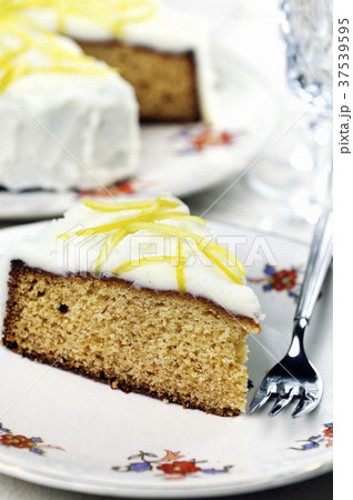 Honey cake with a lemon glaze, sliced 37539595