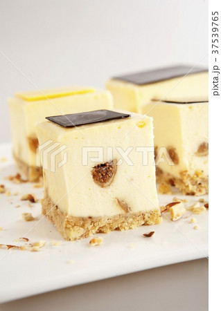 Several pieces of cheesecake 37539765