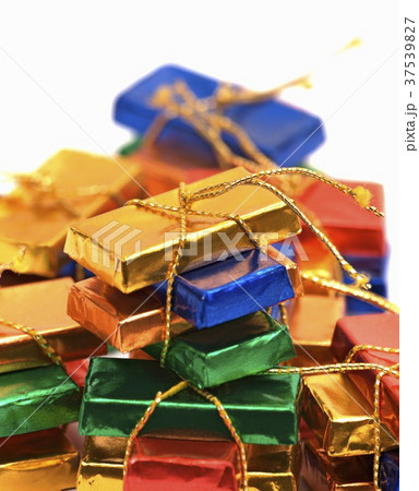 Mini chocolate bars tied with gold string 37539827