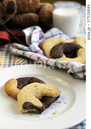 Chocolate and vanilla biscuits and a glass of milk 37539884
