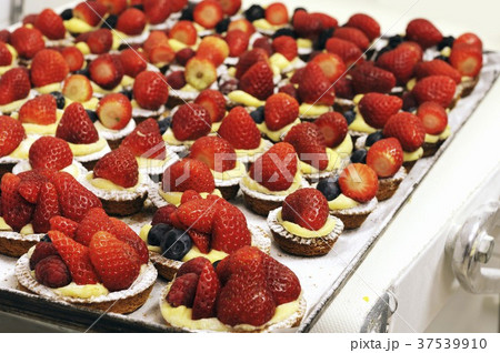 Berry tartlets in a bakery in Italy 37539910