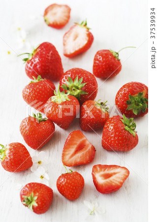 Strawberries, whole and halved 37539934