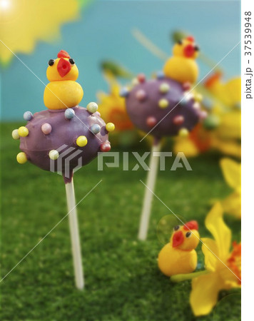 Cake pops decorated with marzipan chicks for Easter Cake pops decorated with marzipan chicks for Easter 37539948