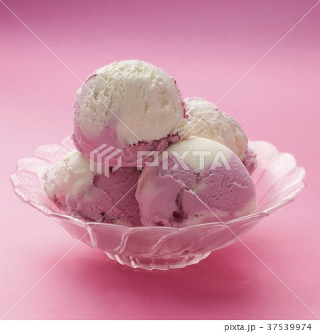 Raspberry and vanilla ice cream in a glass bowl 37539974