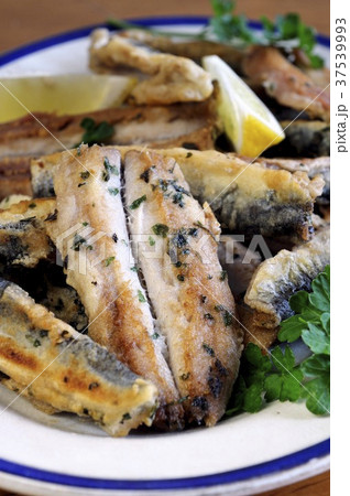 Pan-fried herring fillets with parsley Pan-fried herring fillets with parsley 37539993