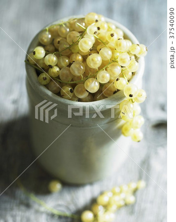White currants in a cup 37540090