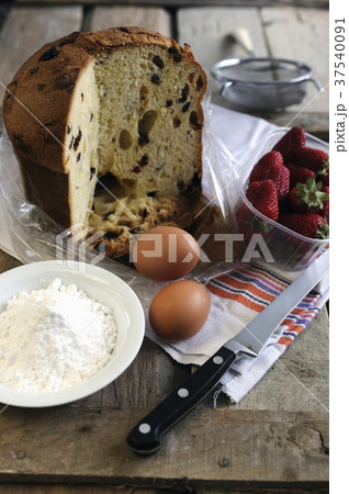 Ingredients for French toast made using panettone and strawberries 37540091
