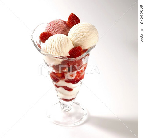 A strawberry and yogurt ice cream sundae 37540099