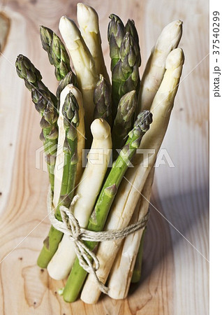 A bunch of green and white asparagus 37540299