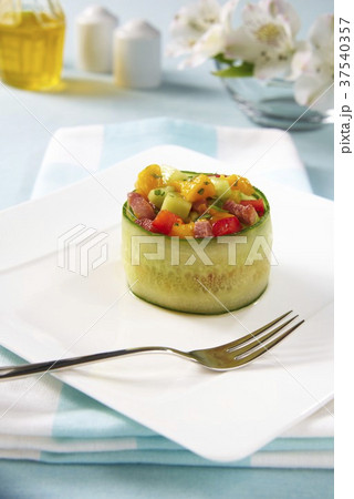 A stuffed cucumber roll filled with mango salad, pepper, cucumber and bacon 37540357
