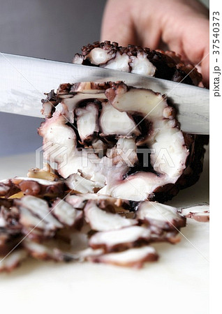 Squid carpaccio being made 37540373