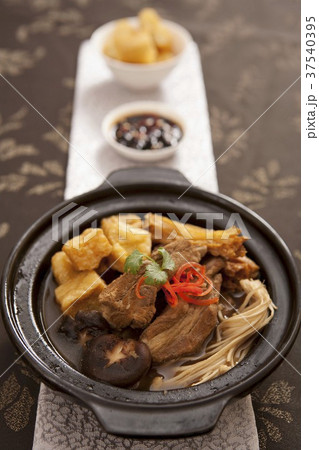 Pot of pork ribs Pot of pork ribs 37540395