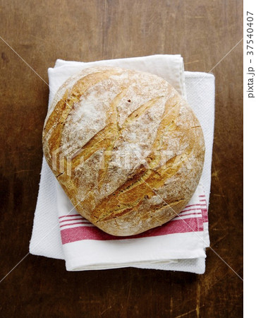 Boule (French white bread) on a tea towel 37540407