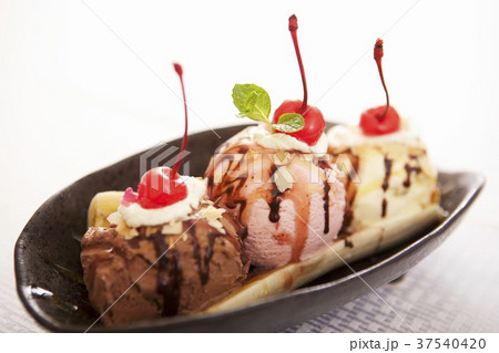 Ice cream boat 37540420
