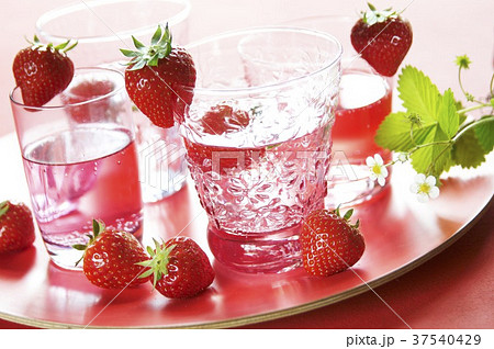Strawberry lemonade and fresh strawberries 37540429