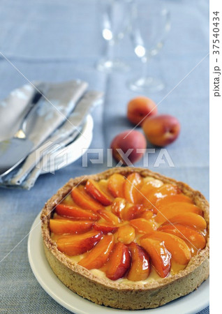 Fresh apricot cream tart 37540434