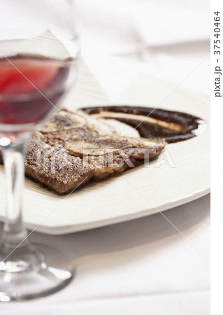 Pan-fried steak 37540464