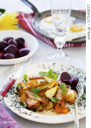 Smoked pork with root vegetables and beetroot Smoked pork with root vegetables and beetroot 37540627