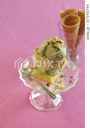 An ice cream sandwich made with pistachio ice cream and lemon cake 37540744