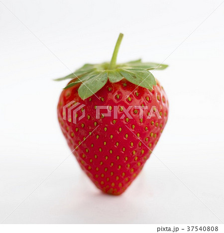 A strawberry 37540808