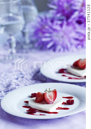 Heart-shaped coconut jelly with fresh strawberries and strawberry and cranberry coulis 37541128
