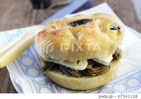 Sage focaccine with artichokes and mozzarella 37541138