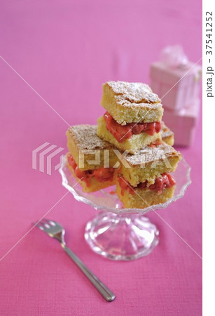 An ice cream sandwich made with lemon cake and strawberry ice cream An ice cream sandwich made with lemon cake and strawberry ice cream 37541252