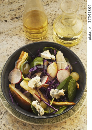 Parsnip and pear salad with blue cheese 37541306