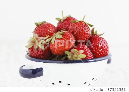 Fresh strawberries in an enamel colander 37541521