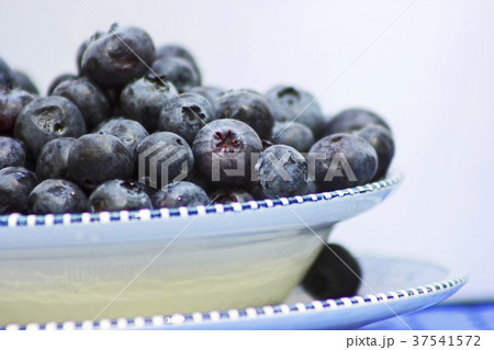 Fresh Blueberries in a Bowl 37541572