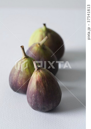 Four fresh figs 37541613