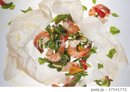 Prawns with vegetables in parchment paper 37541772