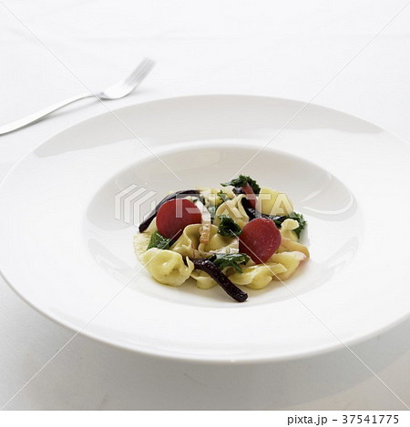 Cheese Tortellini with Pickled Beets and Basil Cheese Tortellini with Pickled Beets and Basil 37541775