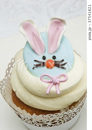 A cupcake decorated with an Easter bunny 37541821